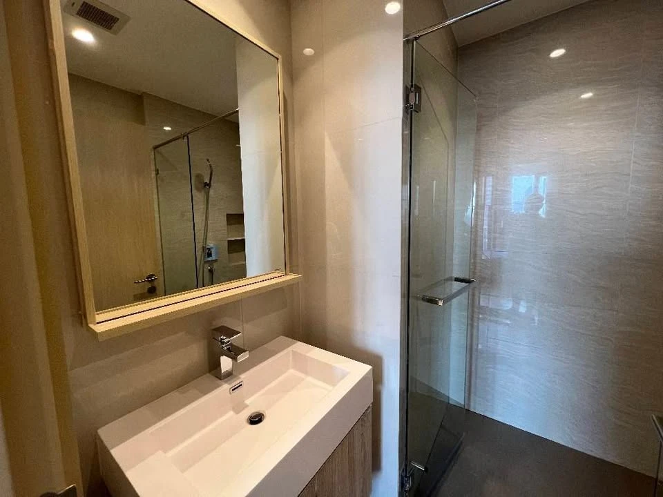For rent: Maru Ekkamai 2-bedroom unit, beautifully decorated and ready to move in. Features a built-in, enclosed kitchen and comes fully furnished. Bo