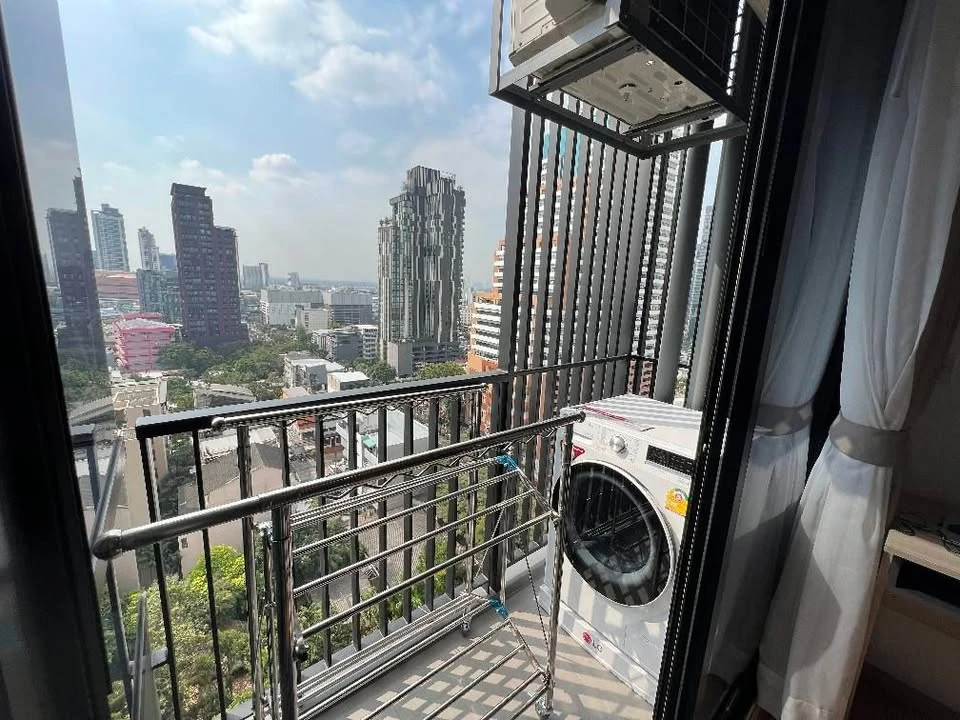 For rent: Maru Ekkamai 2-bedroom unit, beautifully decorated and ready to move in. Features a built-in, enclosed kitchen and comes fully furnished. Bo