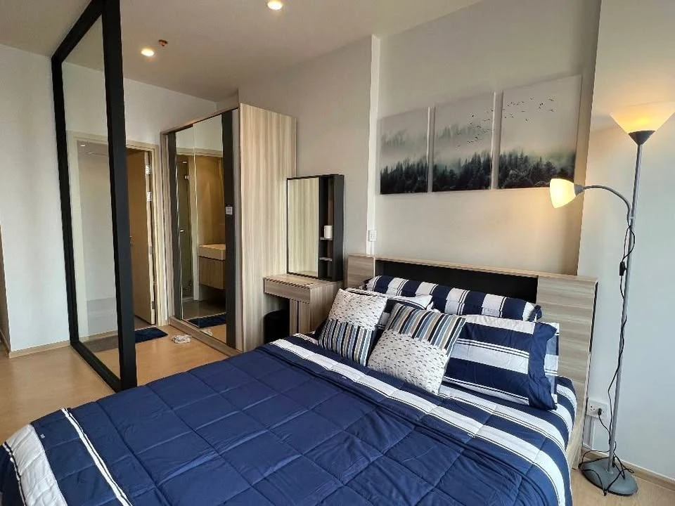 For rent: Maru Ekkamai 2-bedroom unit, beautifully decorated and ready to move in. Features a built-in, enclosed kitchen and comes fully furnished. Bo