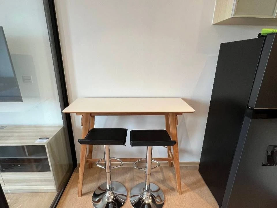 For rent: Maru Ekkamai 2-bedroom unit, beautifully decorated and ready to move in. Features a built-in, enclosed kitchen and comes fully furnished. Bo