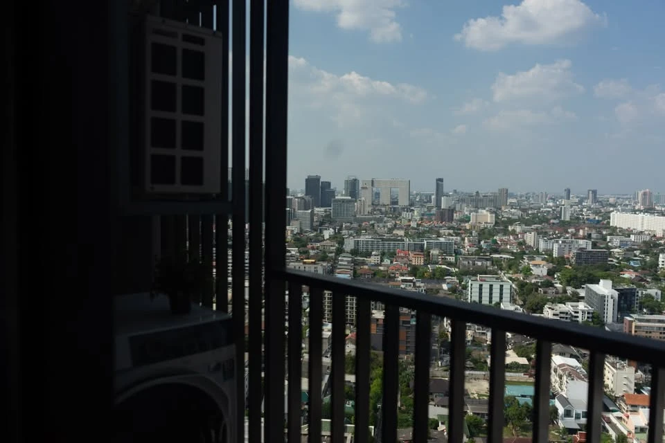 For rent: Maru Ladprao 15, beautifully decorated unit with high-quality built-in furniture. Prime location, convenient transportation. Don't miss out!