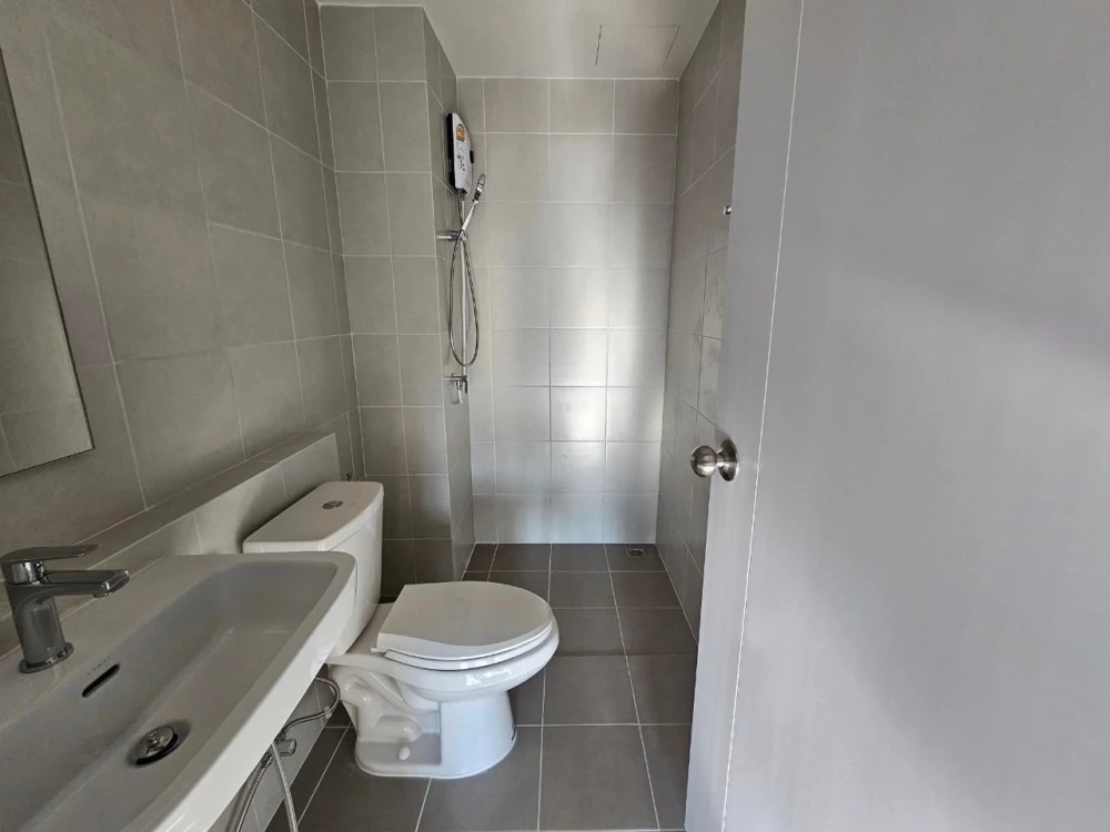 For rent: Me Onnut-Rama 9, low-floor unit, comfortable and affordable. Book now!