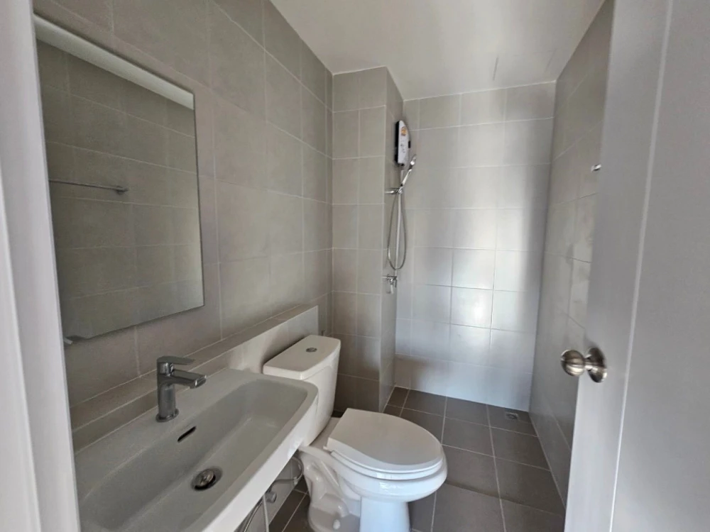 For rent: Me Onnut-Rama 9, low-floor unit, comfortable and affordable. Book now!