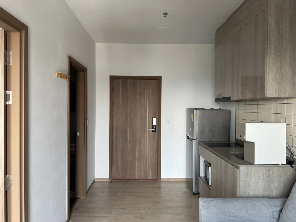 For rent: Metris Pattanakarn condo, fully furnished, high floor, spacious and comfortable. Book now!