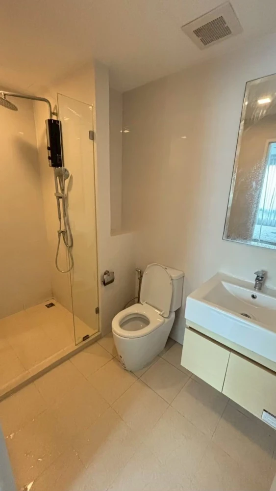 For rent: Metro Luxe Ratchada, 4th floor, fully furnished unit. Very comfortable and ready to move in. Book now! Don't miss out!