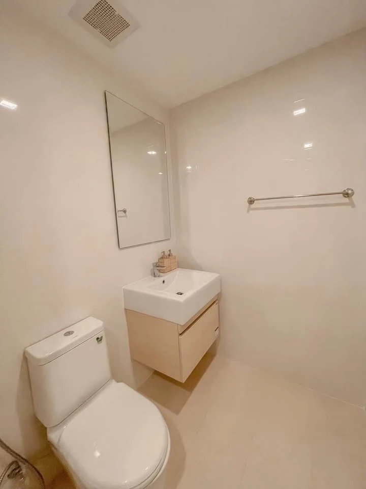 Metro Luxe Ratchada for rent, a lovely room decorated in a minimalist style, good location, comes with complete furniture. Reserve now!