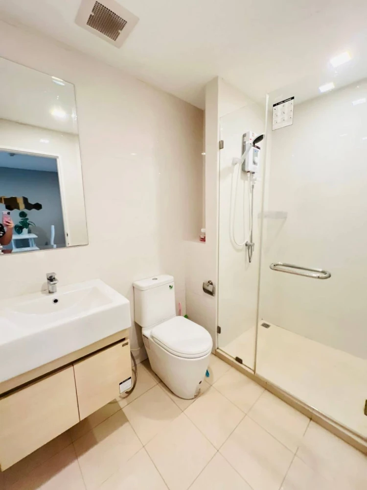 For rent: Metro Luxe Ratchada, beautifully decorated room with a cool theme, fully furnished, with a view of the swimming pool. Reserve now!