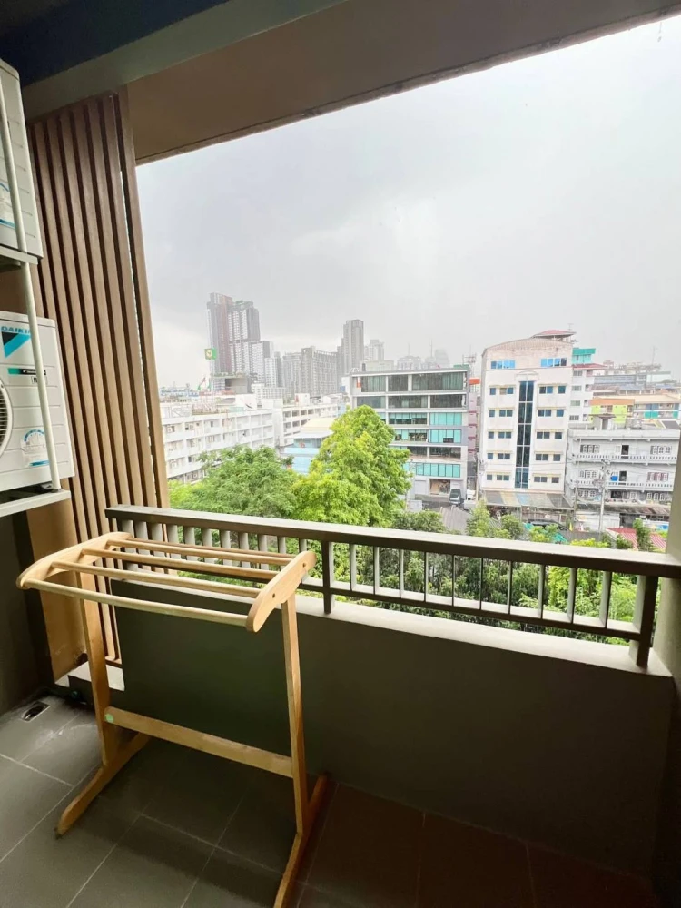 For rent: Metro Luxe Ratchada, beautifully decorated room with a cool theme, fully furnished, with a view of the swimming pool. Reserve now!