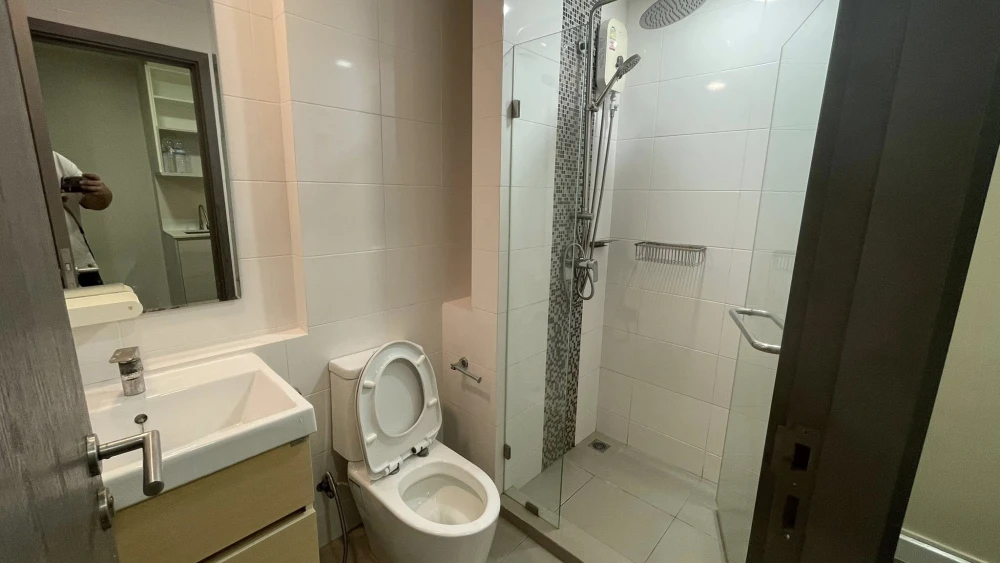 For rent: Metro Luxe Rose Gold Phahol-Sutthisan, spacious room with plenty of usable space, comes fully furnished, reserve now!