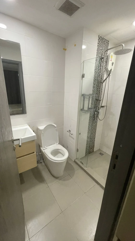 For rent: Metro Luxe Rose Gold Phahol-Sutthisan, spacious room with plenty of usable space, comes fully furnished, reserve now!