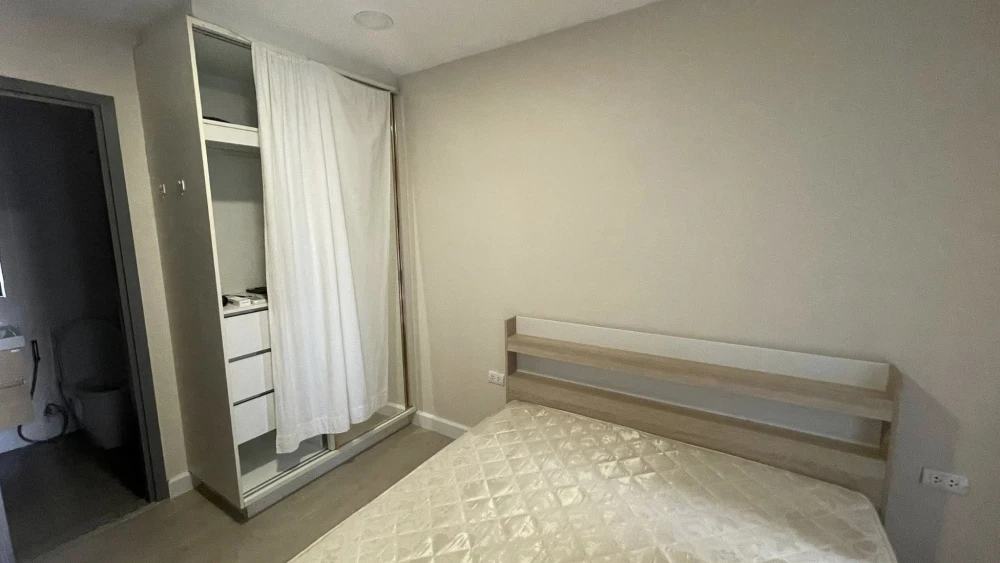 For rent: Metro Luxe Rose Gold Phahol-Sutthisan, spacious room with plenty of usable space, comes fully furnished, reserve now!