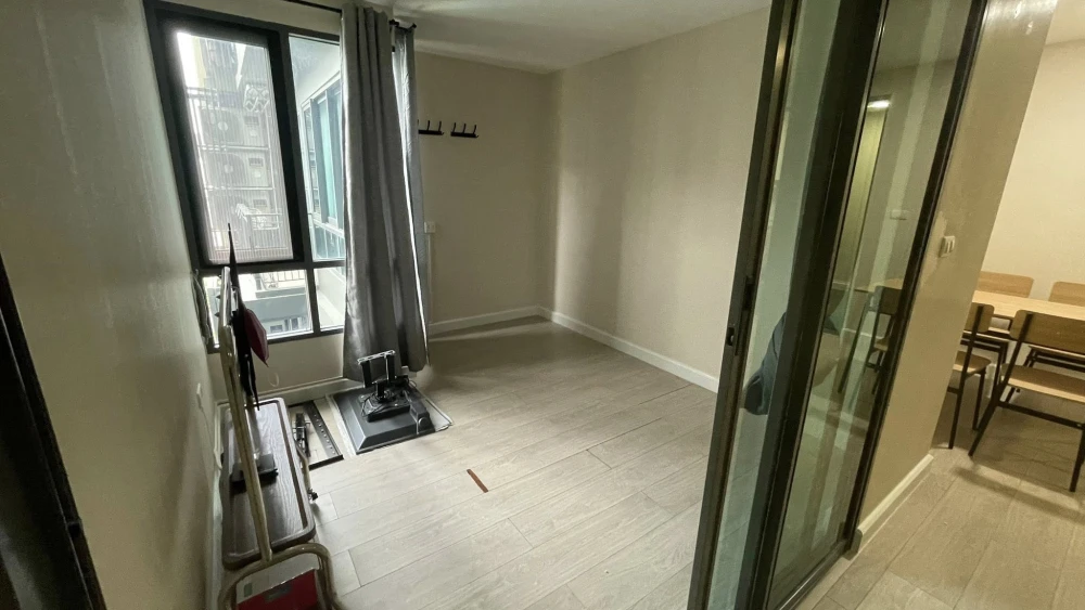 For rent: Metro Luxe Rose Gold Phahol-Sutthisan, spacious room with plenty of usable space, comes fully furnished, reserve now!