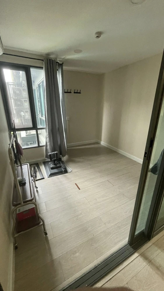 For rent: Metro Luxe Rose Gold Phahol-Sutthisan, spacious room with plenty of usable space, comes fully furnished, reserve now!