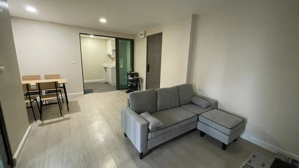 For rent: Metro Luxe Rose Gold Phahol-Sutthisan, spacious room with plenty of usable space, comes fully furnished, reserve now!