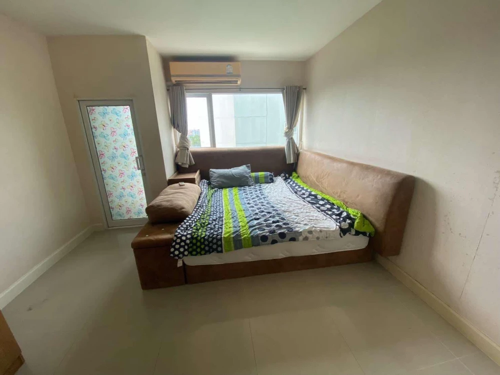 Metro Park Sathorn for rent, a nice room, comes with complete furniture and appliances, just bring your bags and move in!