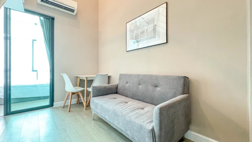 For rent: Metro Sky Prachachuen. Spacious room with high ceilings, bright and airy, fully furnished, and plenty of usable space. Book now!