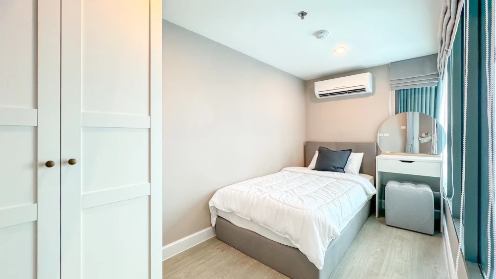 For rent: Metro Sky Prachachuen. Spacious room with high ceilings, bright and airy, fully furnished, and plenty of usable space. Book now!