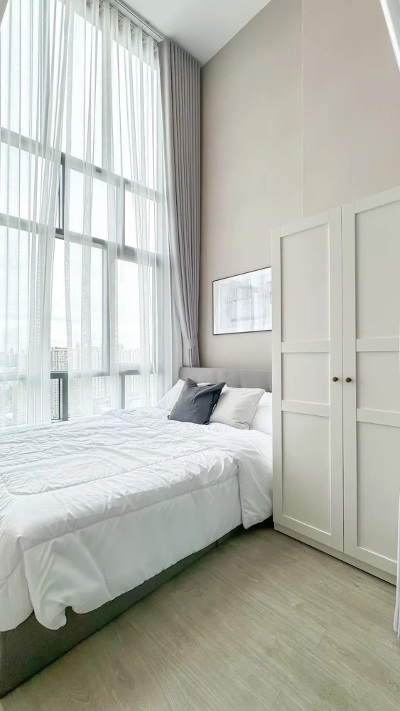 For rent: Metro Sky Prachachuen. Spacious room with high ceilings, bright and airy, fully furnished, and plenty of usable space. Book now!