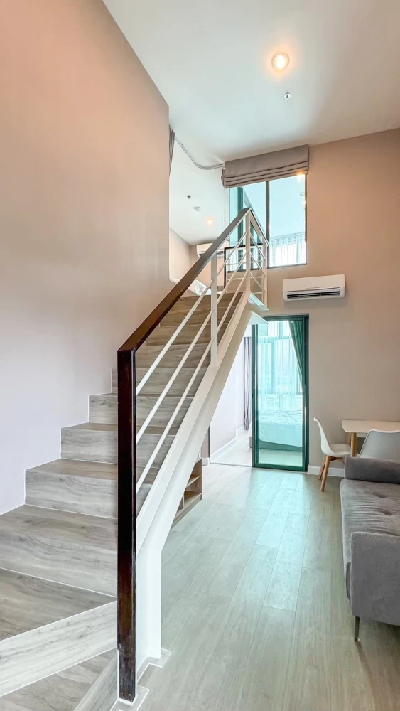 For rent: Metro Sky Prachachuen. Spacious room with high ceilings, bright and airy, fully furnished, and plenty of usable space. Book now!