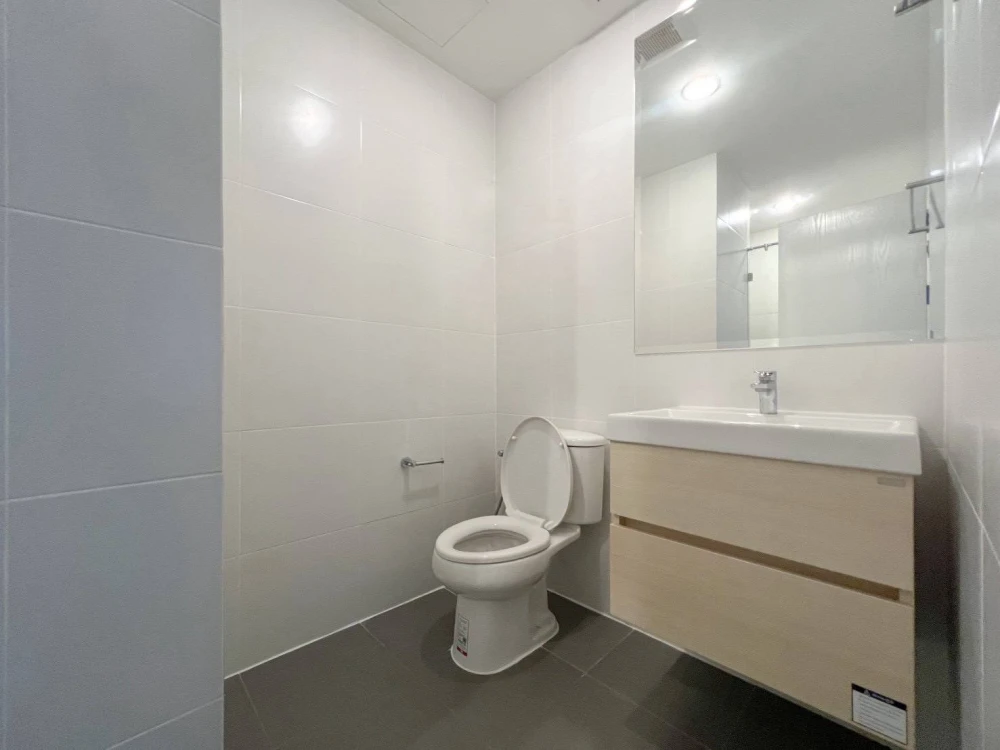 For rent: Metro Sky Prachachuen. Very high floor, large room, minimalist style, simple yet fully equipped. Book now!