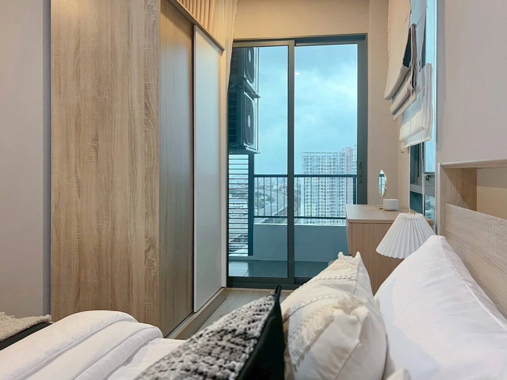 For rent: Metro Sky Prachachuen. Very high floor, large room, minimalist style, simple yet fully equipped. Book now!
