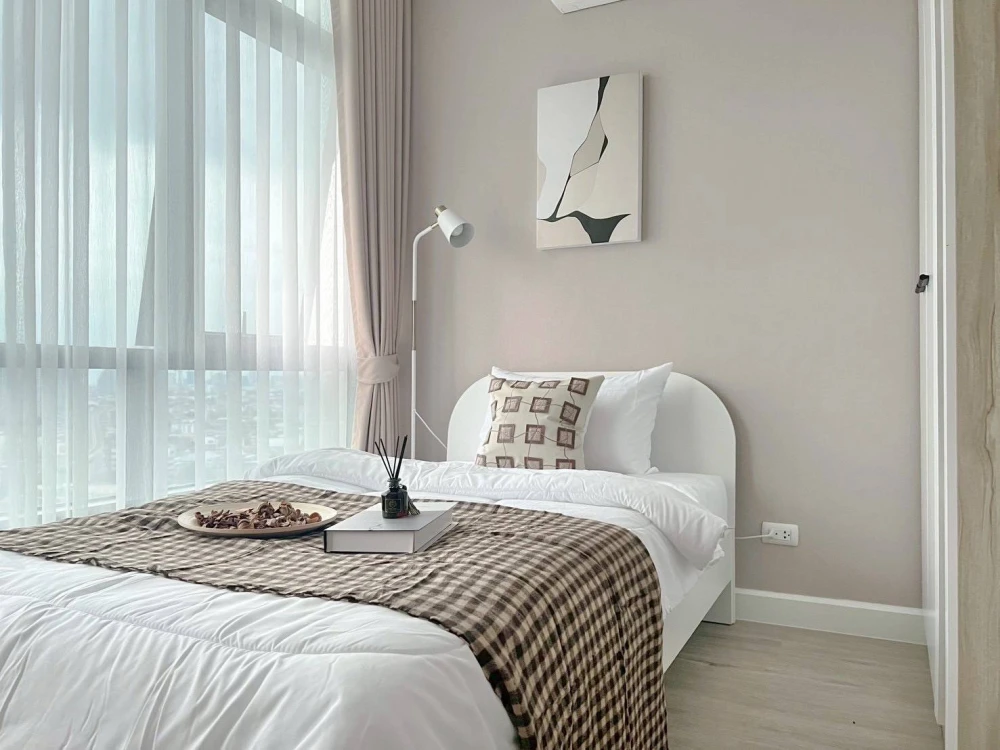 For rent: Metro Sky Prachachuen. Very high floor, large room, minimalist style, simple yet fully equipped. Book now!