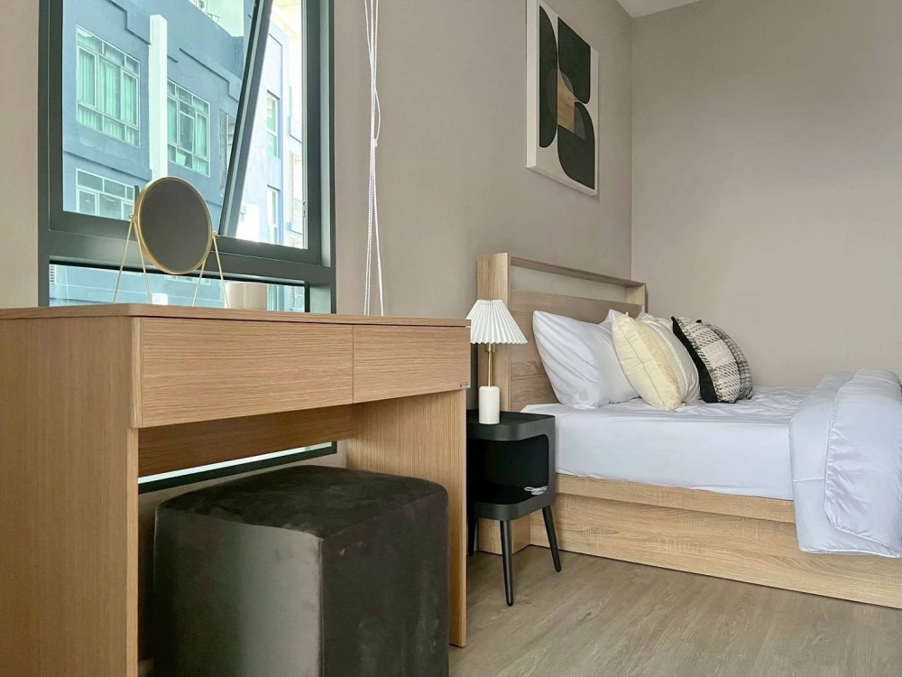 For rent: Metro Sky Prachachuen. Very high floor, large room, minimalist style, simple yet fully equipped. Book now!