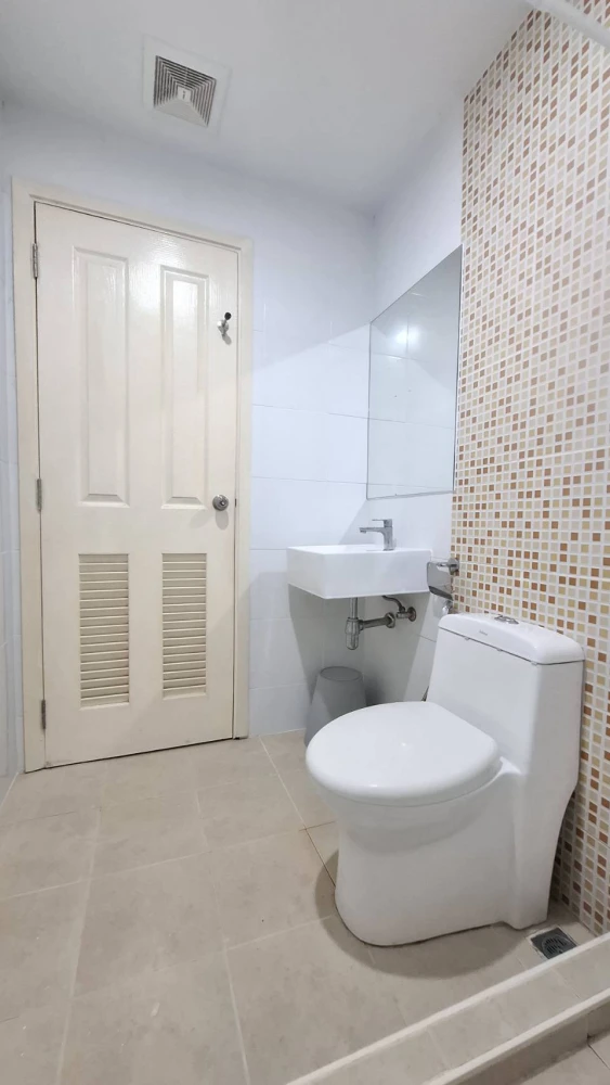 For rent: Miami Bangpu, a lovely room on the 3rd floor with complete amenities. Don't miss out on this great opportunity!