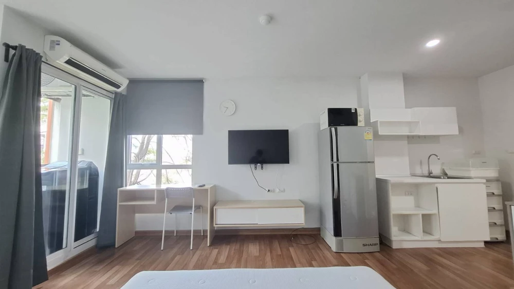 For rent: Miami Bangpu, a lovely room on the 3rd floor with complete amenities. Don't miss out on this great opportunity!