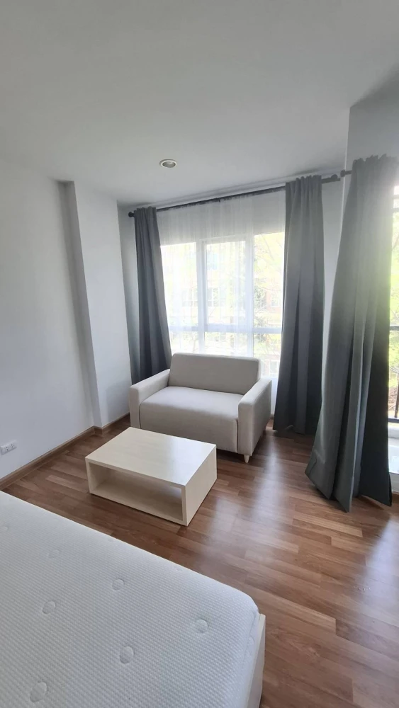 For rent: Miami Bangpu, a lovely room on the 3rd floor with complete amenities. Don't miss out on this great opportunity!
