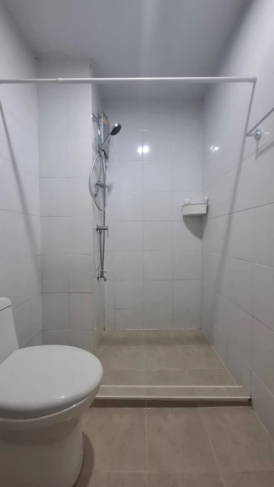 For rent: Miami Bangpu, a lovely room on the 3rd floor with complete amenities. Don't miss out on this great opportunity!