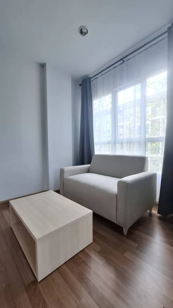 For rent: Miami Bangpu, a lovely room on the 3rd floor with complete amenities. Don't miss out on this great opportunity!