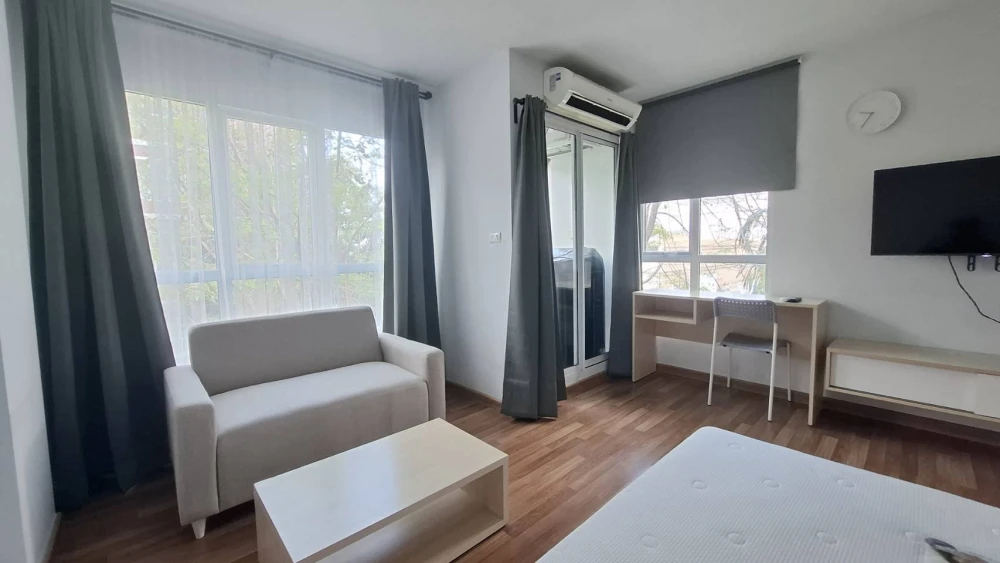 For rent: Miami Bangpu, a lovely room on the 3rd floor with complete amenities. Don't miss out on this great opportunity!