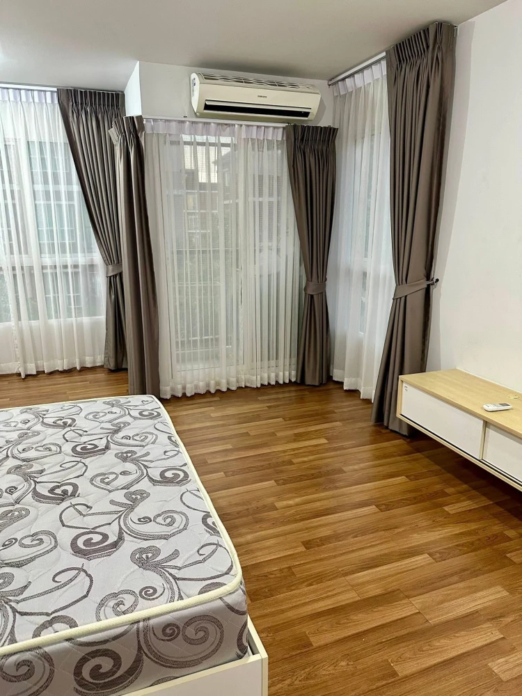 For rent: Miami Bangpu, a lovely room on the 4th floor, fully furnished, with a garden view. Just bring your bags and move in!