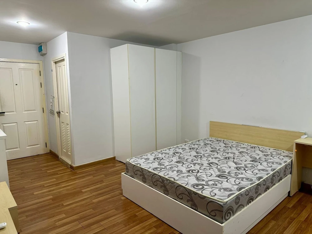 For rent: Miami Bangpu, a lovely room on the 4th floor, fully furnished, with a garden view. Just bring your bags and move in!