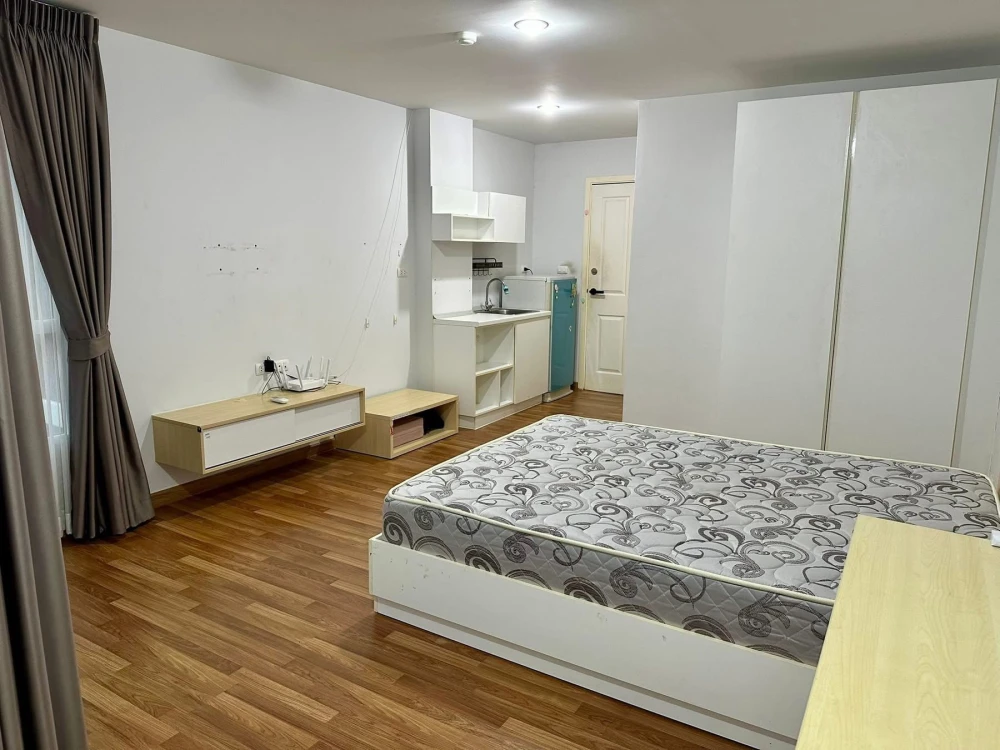 For rent: Miami Bangpu, a lovely room on the 4th floor, fully furnished, with a garden view. Just bring your bags and move in!