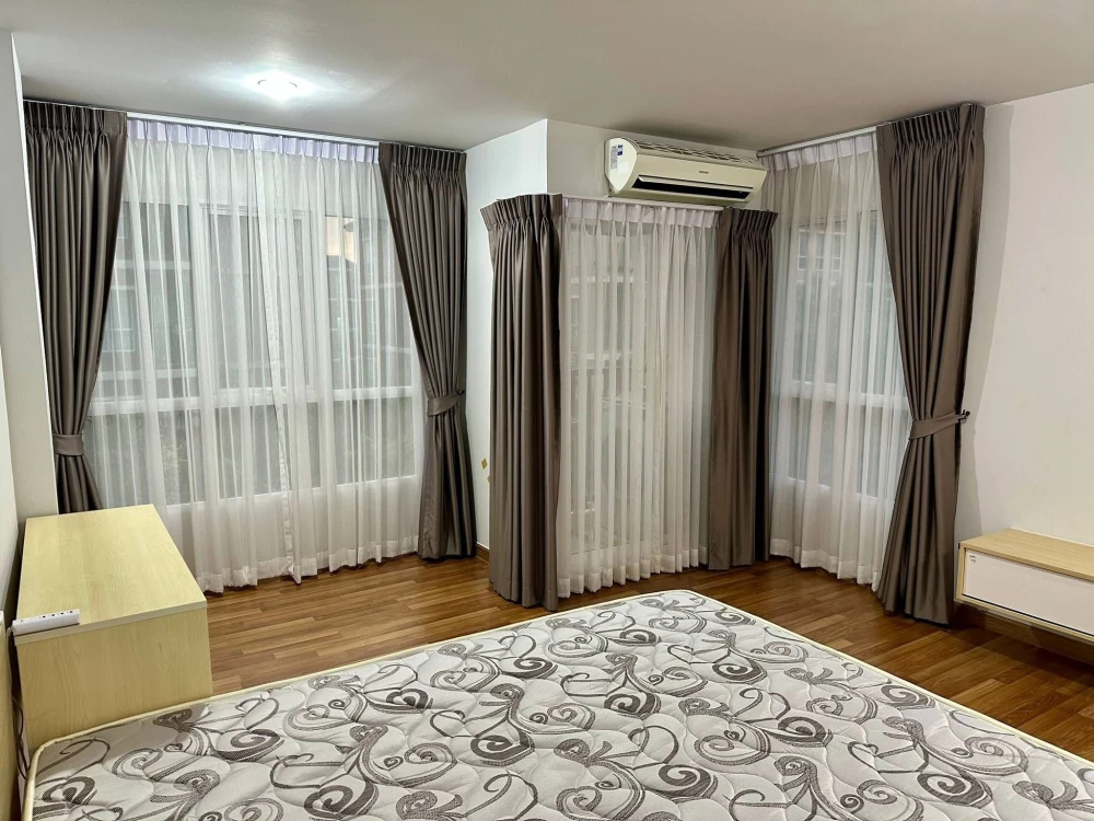 For rent: Miami Bangpu, a lovely room on the 4th floor, fully furnished, with a garden view. Just bring your bags and move in!