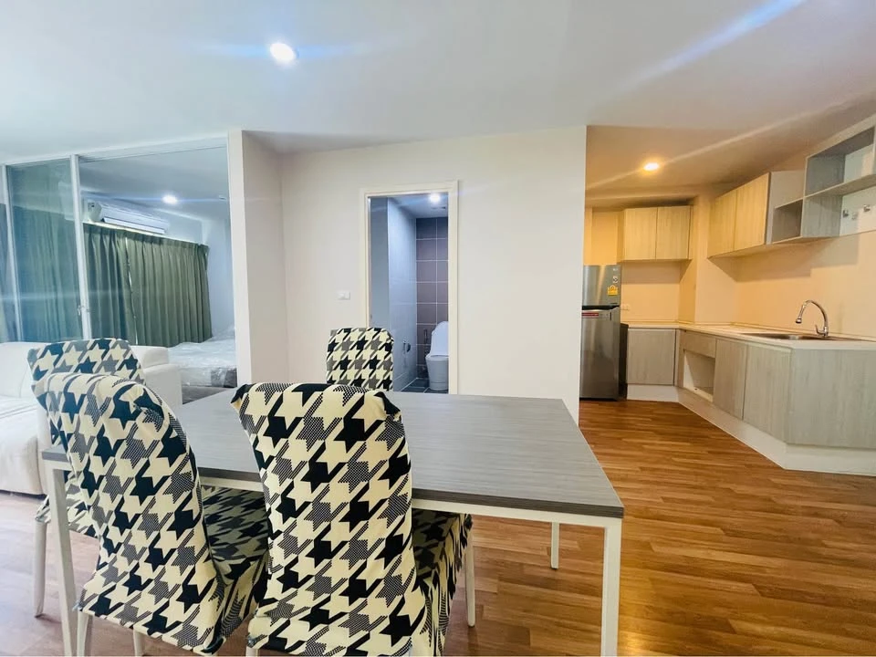 For rent: Miami Bangpu, a nice room, good location, comes with complete furniture, just bring your bags and move in.