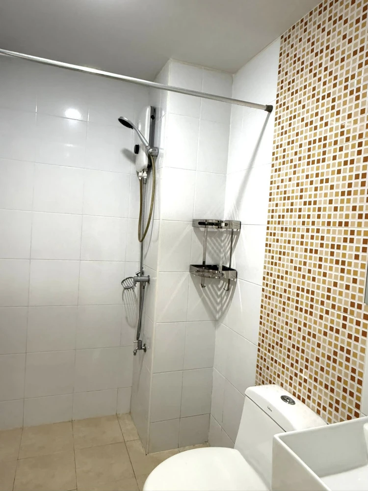 For rent: Miami Bangpu, corner unit, private, 5th floor (top floor, private garden view), at an unbeatable price. Don't miss out!