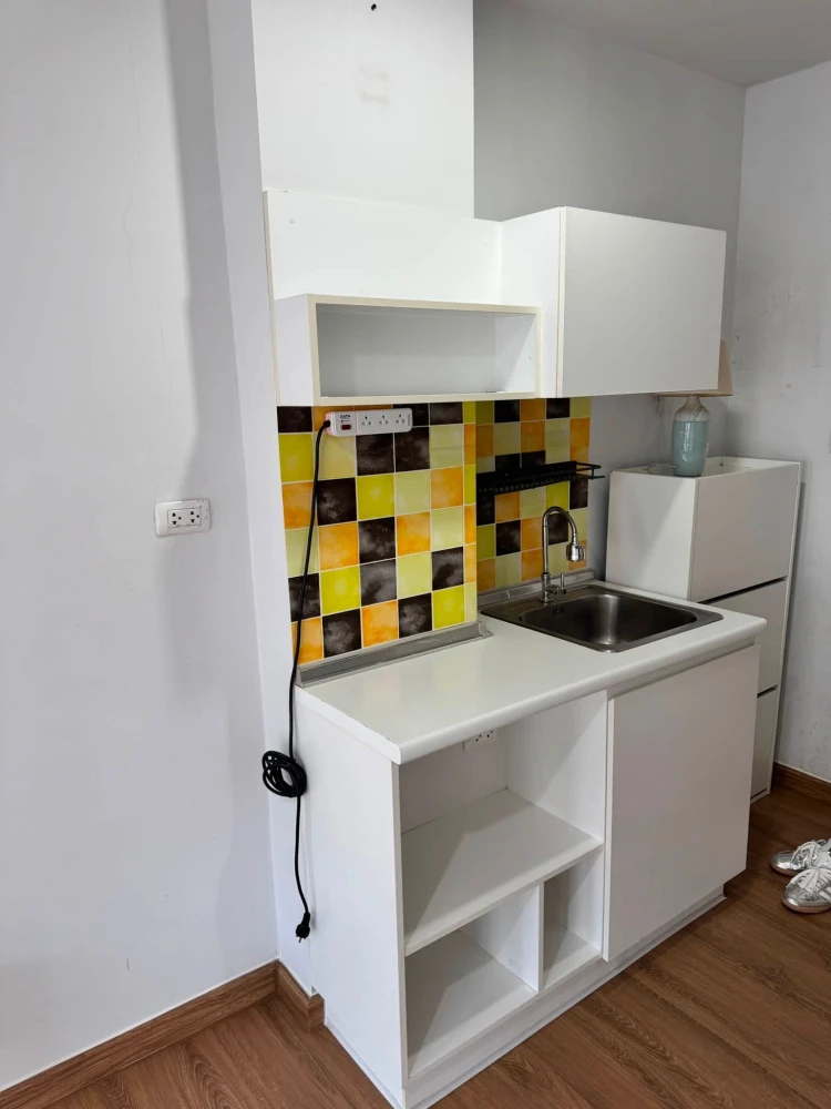 For rent: Miami Bangpu, corner unit offering privacy in a great location with convenient transportation. Don't just look, book it!