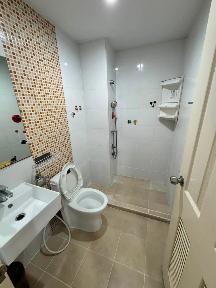 For rent: Miami Bangpu, corner unit offering privacy in a great location with convenient transportation. Don't just look, book it!