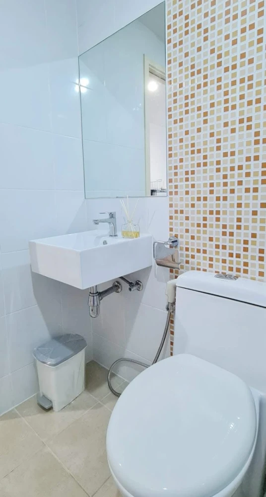 For rent: Miami Bangpu Studio room decorated in a theme tone. Fully furnished with furniture and appliances. Just bring your bags and move in!