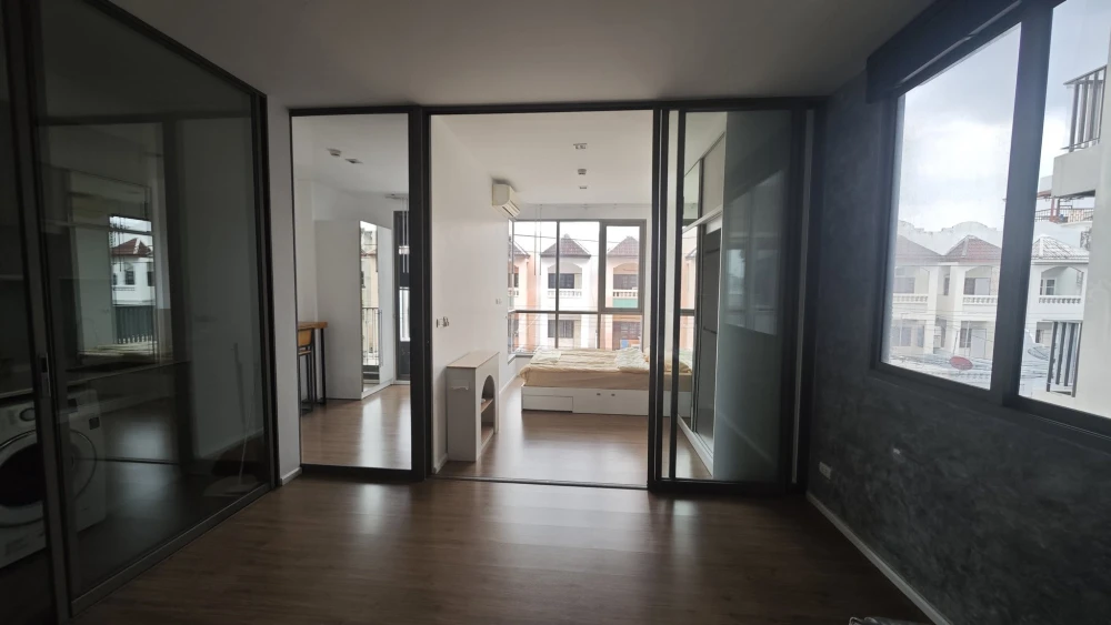 For rent MITI Condo Ladprao-Wanghin, large room, comfortable, lots of usable space, I must say you must book.