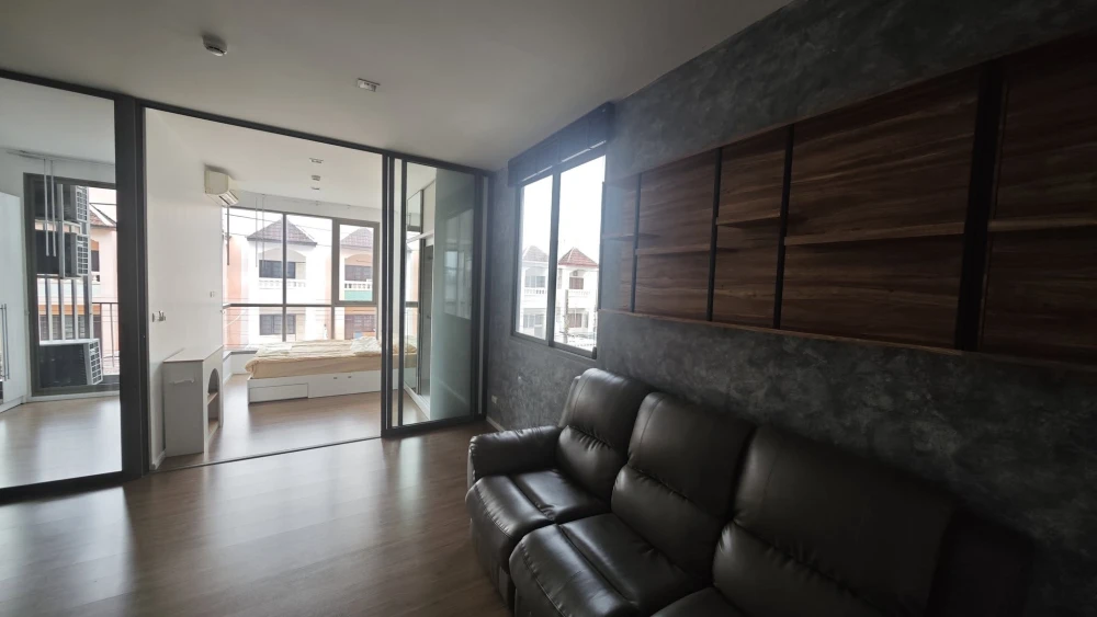 For rent MITI Condo Ladprao-Wanghin, large room, comfortable, lots of usable space, I must say you must book.