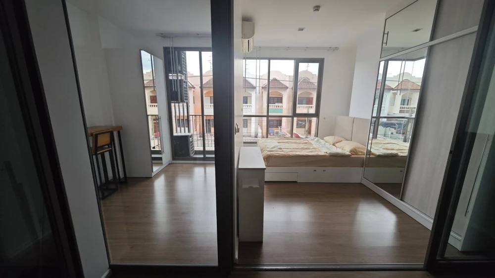 For rent MITI Condo Ladprao-Wanghin, large room, comfortable, lots of usable space, I must say you must book.