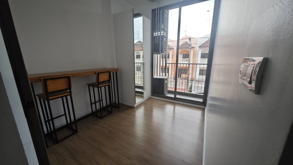 For rent MITI Condo Ladprao-Wanghin, large room, comfortable, lots of usable space, I must say you must book.