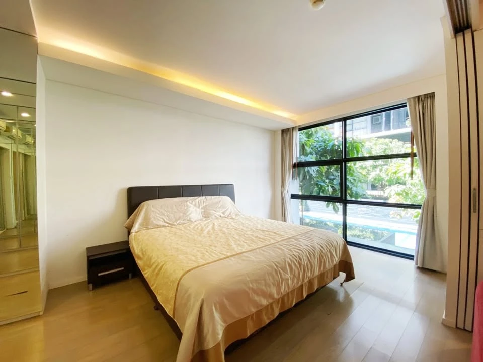 For rent, mode sukhumvit 61, swimming pool view, balcony, fully furnished, beautiful decoration, very pleasant atmosphere.