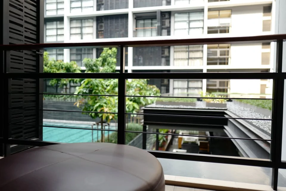 For rent, mode sukhumvit 61, swimming pool view, balcony, fully furnished, beautiful decoration, very pleasant atmosphere.