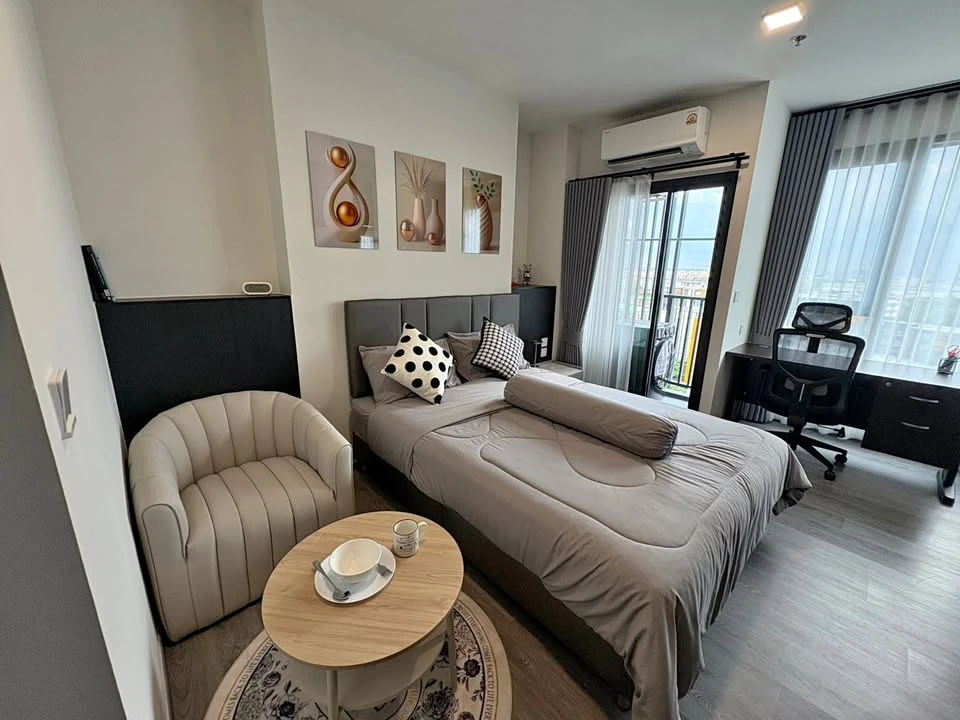 For rent: Studio unit at Modiz Avantgarde. Features a 2.6-meter high ceiling, beautiful, fully-furnished interiors, and a complete range of amenities— images
