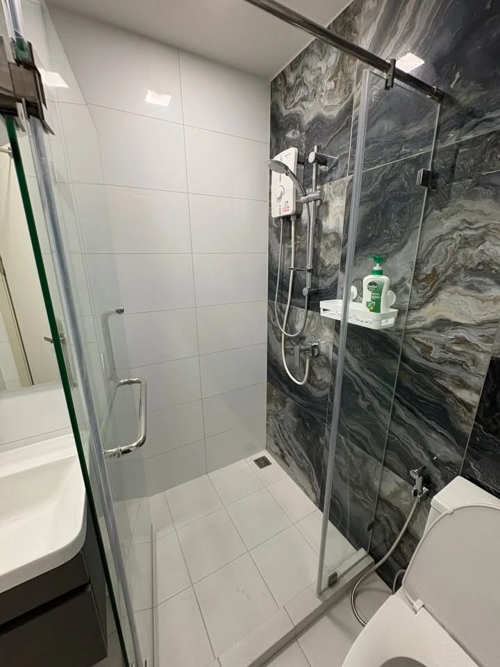 For rent: Studio unit at Modiz Avantgarde. Features a 2.6-meter high ceiling, beautiful, fully-furnished interiors, and a complete range of amenities—